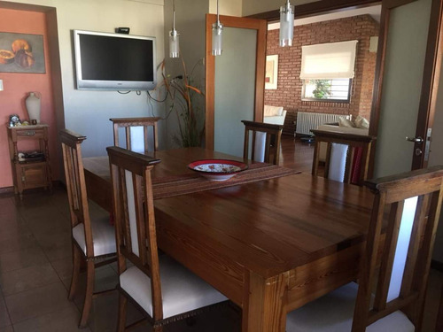 Casa De Categoría En Venta De 3 Dorm. En Villa Cabrera, A Metros Del Shopping.