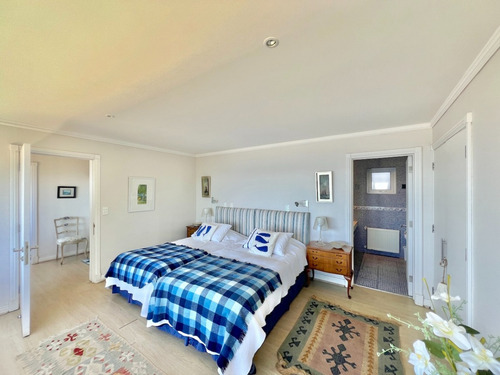 Gran Casa En Primera Línea Con Vista Impresionante, Zapallar