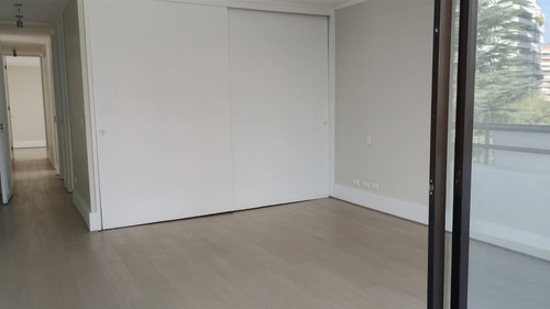 Completamente Remodelado Con Materiales Modernos En El Golf
