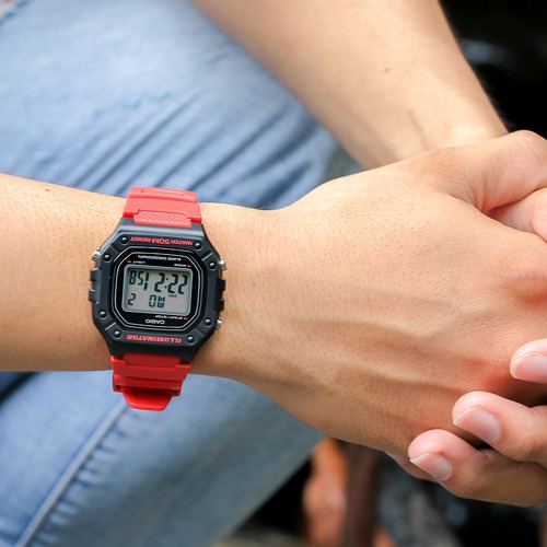 Imagen 5 de 6 de Reloj de pulsera Casio Youth W-218H de cuerpo color negro, digital, fondo gris, con correa de resina color rojo, dial negro, minutero/segundero negro, bisel color negro, luz ámbar y hebilla simple