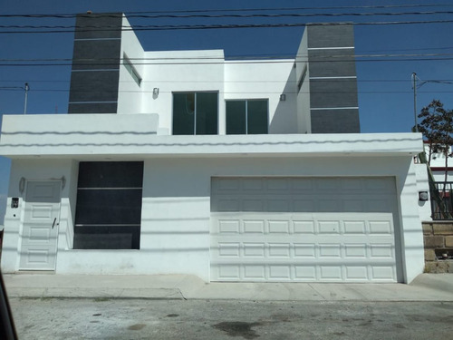 Residencia En Colinas Del Cimatario, Sótano,  Estacionamient