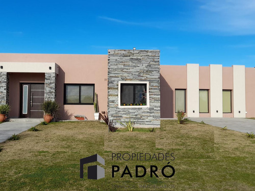 Casa En Venta. 3 Dormitorios.  Pileta. Barrio La Elina, Comarcas De Lujan. Zona Oeste.