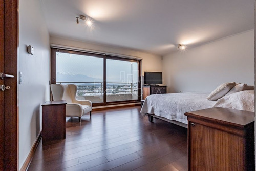 Casa En Venta De 4 Dorm. En Lo Barnechea