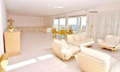 Apartamento En Venta De 5 Dormitorios En Playa Mansa