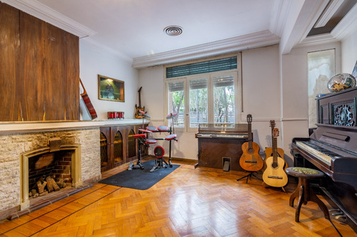 Casa En Venta En Floresta, Con Terraza, Quincho Y Parrilla. Cochera Doble.