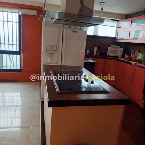 En Venta Amplio Apartamento Con Vista Al Mar, Ubicado En Macuto- La Guaira, Ref 563