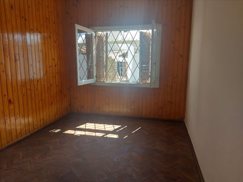 Casa Con Jardin , 2 Dormitorios, Cochera Y Apto Al Fondo