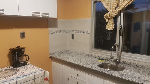 Imagen 9 de 21 de Casa En Piriapolis Para 6 Con Aire Acondicionado Baño A Nuevo, Parrillero Techado Iluminado, A 1 Cuadra De La Rambla Cerca Del Puerto