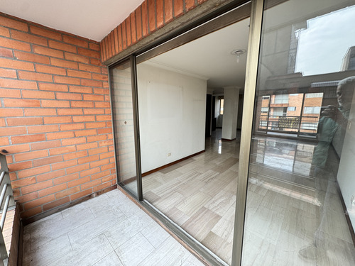 Venta De Amplio Apartamento En Conquistadores