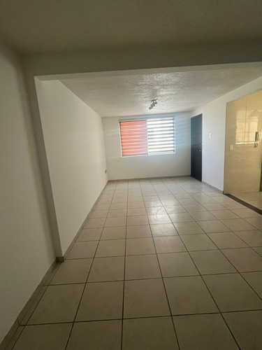 Departamento En Último Piso Sobre Eje Central