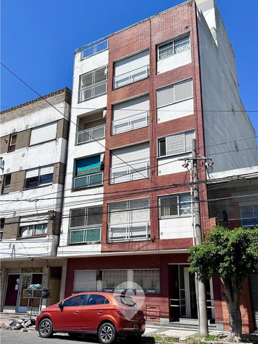 Departamento En Venta De 2 Ambientes, En Pleno Centro De Campana