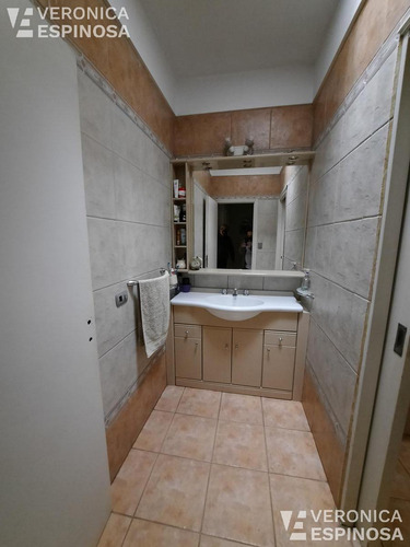 Casa De Cuatro Ambientes En Venta- Villa Luzuriaga. Importante Propiedad, Renta Asegurada!