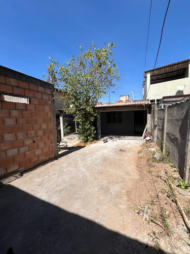 Casa Com 3 Quartos, Cozinha, Sala, 2 Banheiros, Varanda.