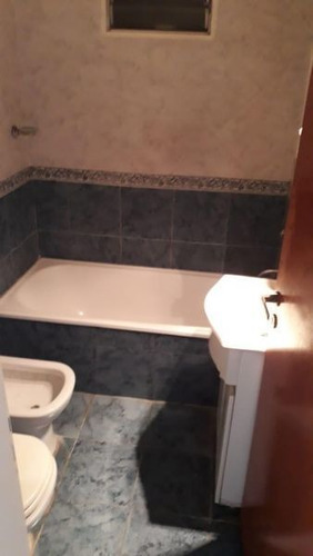 Chalet 5 Ambientes Con Cochera Y Jardin