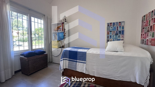 Casa En Venta En Playa Mansa En Privilegiada Ubicación, Una Manzana Sólo Para Ella.