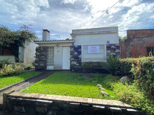 Casa En Calle Correch Entre Zorrilla E Independencia.