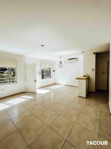 Casa En Venta - 2 Dormitorios 1 Baño - Cochera - 105mts2 - City Bell