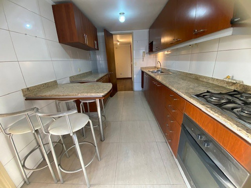 Departamento En Venta De 4 Dorm.2 Estacs. Bd. En Las Condes