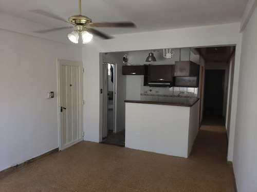 Imagen 10 de 12 de Departamento De 3 Ambientes En Venta En Castelar Norte