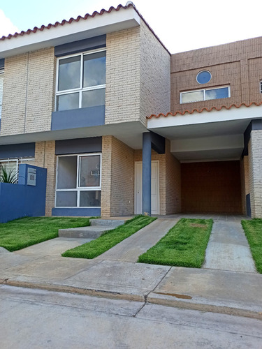 Yosmar Y Fernando Venden Vende Townhouse A Estrenar En Res. Cumbres De La Esmeralda, San Diego.