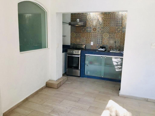 Casa De Un Nivel Con 3 Recámaras, Alberca Y Y Bungalow En Teopanzolco