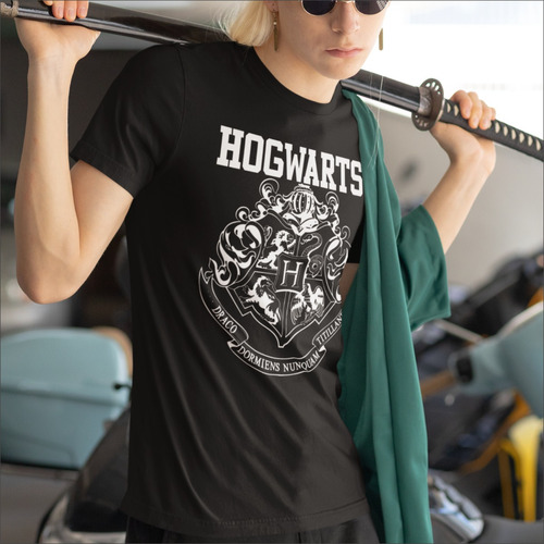 Remera Negra Con Escudo De Hogwarts De Harry Potter