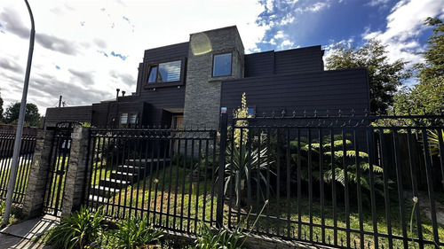 Casa En Venta De 5 Dorm. En Puerto Varas