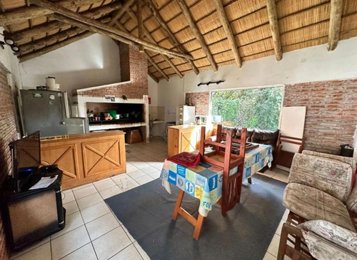 Sólida Casa De Muy Gran Tamaño Y Con Espectacular Terreno