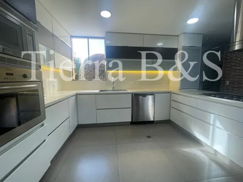 Lujosa Residencia: Confort Y Elegancia Por $13.900.000 Incluida Administración, San Simón