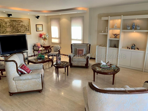 Urb. La Trinidad, Sector Sorocaima, Cerca Centro Médico Docente La Trinidad !! Excelente Apartamento, Con O Sin Muebles, 184 M2, 3 Hab., 3 Baños, 2 Pe. Condominio Tipo Resort. Inmejorable Ubicación !!