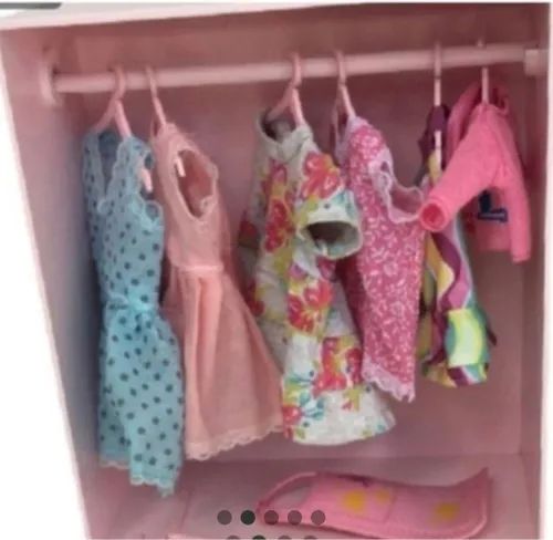 Guarda-roupa e Barbie com 10 roupas - Desapegos de Roupas quase novas ou  nunca usadas para bebês, crianças e mamães. 1205637