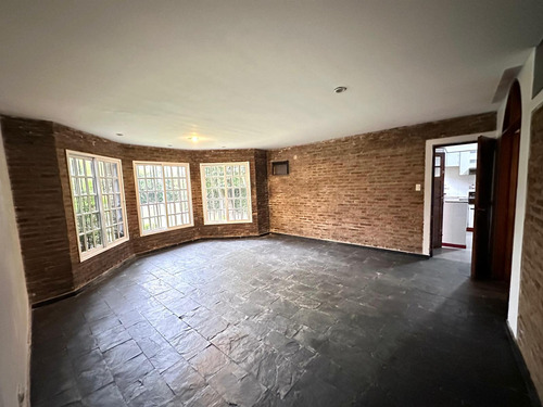 Casa En Venta En Adrogué Con Parque Arbolado