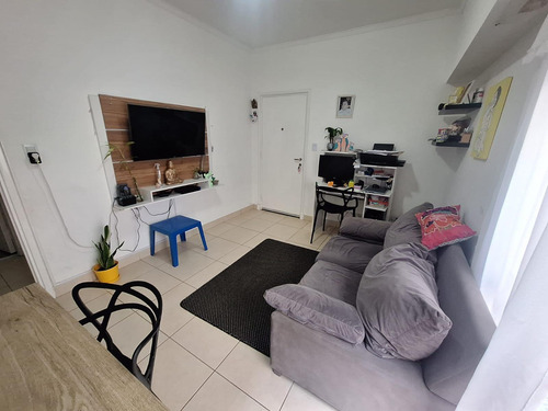 Ph En Planta Baja De Tres Ambientes Con Patio. Chacabuco 3700