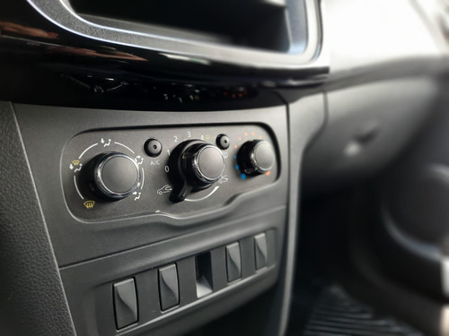 Imagem 8 de 13 de Renault Logan Logan Life Flex 1.0 12v 4p Mec. Flex Manual