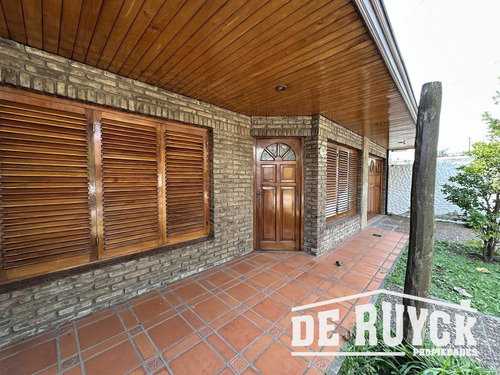 Chalet En Pleno Barrio Los Cedros