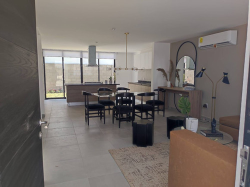Estrena Casa Entre El Refugio Y Zibata, 3 Recamaras, 3 Baños, Espacio Para 4 Rec