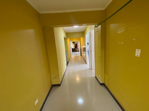 Amplio Sitio Esquina Gran Construcción Adaptable Negocio