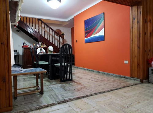 En Ciudad Jardin A Metros De La Estacion Chalet 4 Ambientes Tres Baños Amplio Lote A Metros De La Plaza Del Avion F: 4544