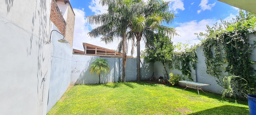 Gran Oportunidad! Casa De 3 Ambientes Con Hermoso Jardín. En Venta.