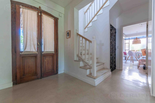 Casa Con 3 Dormitorios, Escritorio Y Playroom En Venta En Santa Barbara
