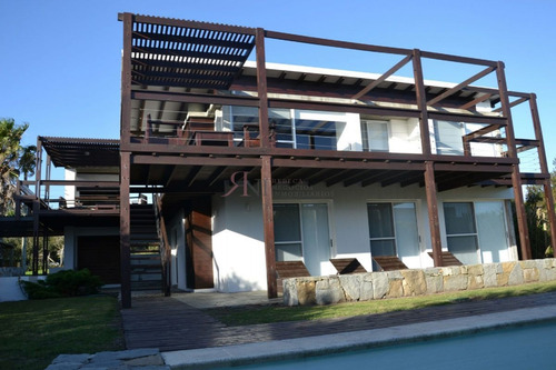 Imagen 25 de 29 de Jardin Con Piscina, Terraza Con Parrillero