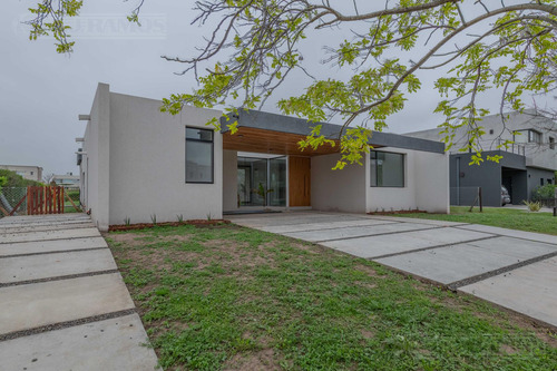 Casa 4 Ambientes En El Canton Golf - Pg