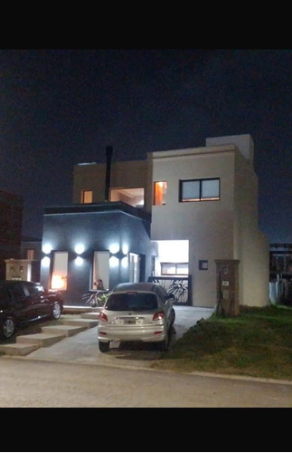 Casa En Venta, Barrio Vicente Federico I