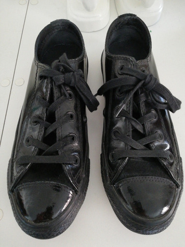 converse negras charol