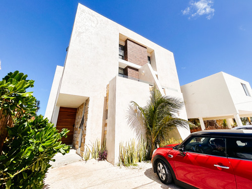 Villa En Venta En La Playa San Benito, Equipada , Entrega Inmediata, 4 Recamaras