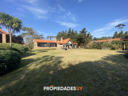 Punta Del Este, Importante Residencia Con Piscina Y Cancha De Paddle