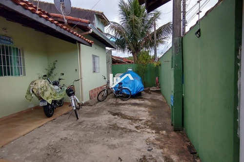 Imagem 2 de 10 de Casa Na Praia, Rua Asfaltada 400 Mts Do Mar, 02 Vagas.