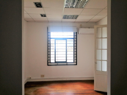 Se Vende Oficina En Ciudad Vieja, Excelente Estado.