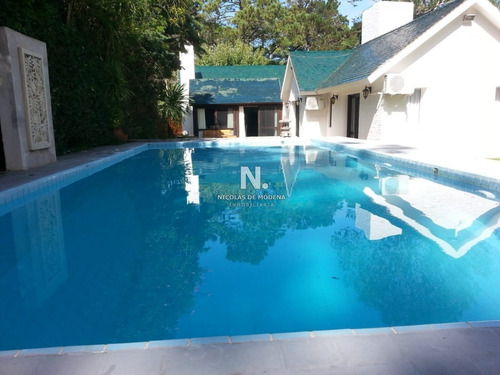 Gran Casa Ubicada En La Zona Del Golf, Punta Del Este.- Ref: 2157