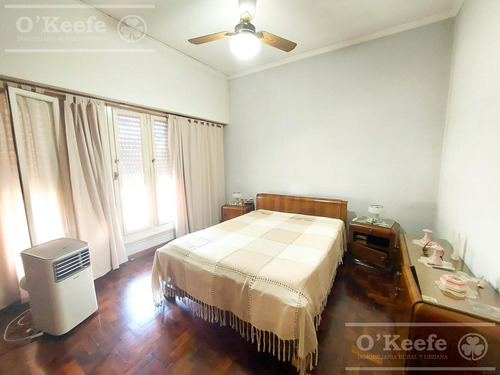 Casa En Venta De 4 Ambientes, Bernal.